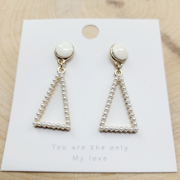 Brand New Gold Tone Triangle Pearls Earrings - Picture 2 of 6